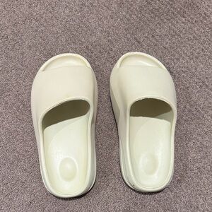 Women's Cream Slides
